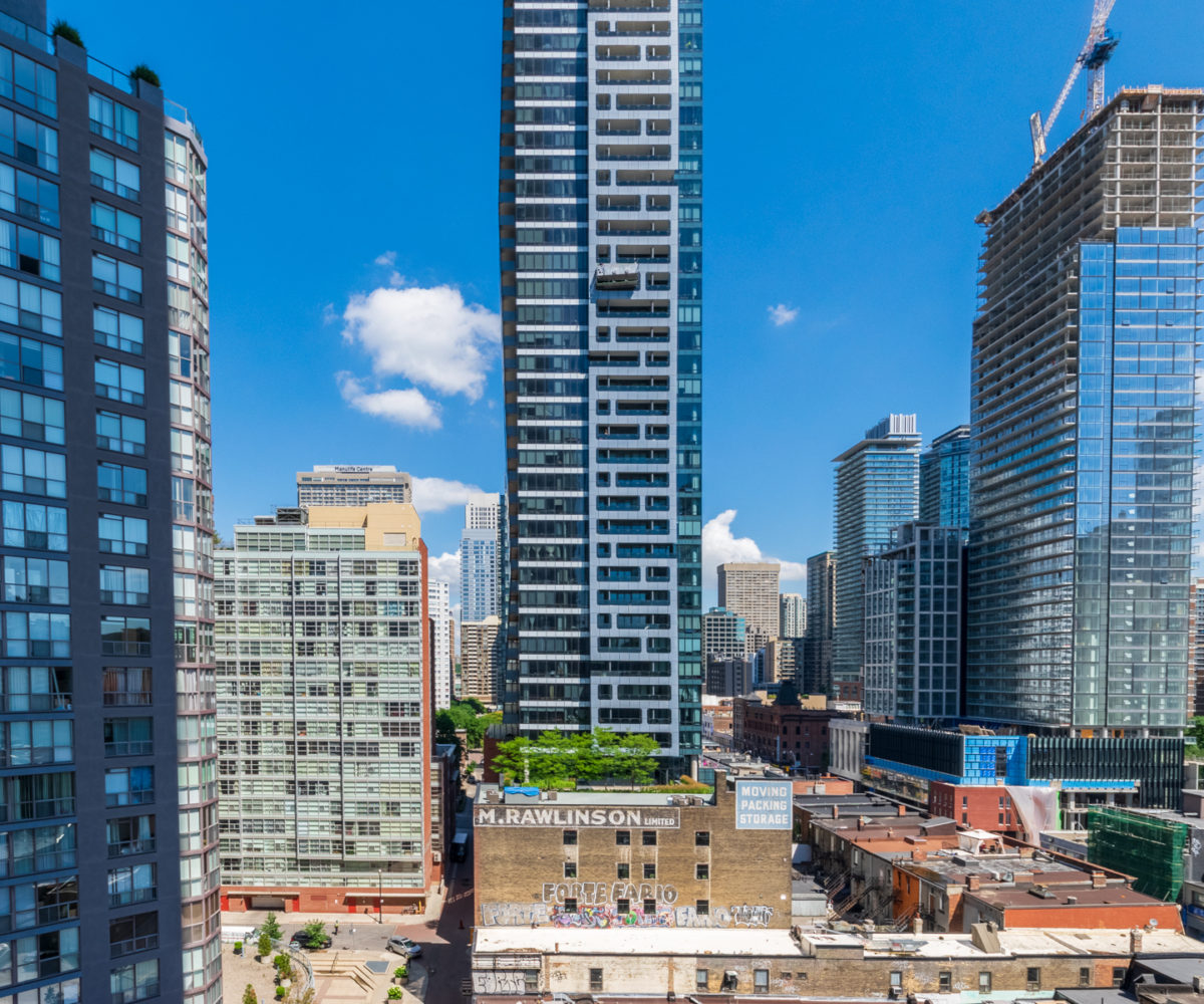 Rental Condo located at Wellesley On The Park Downtown Toronto