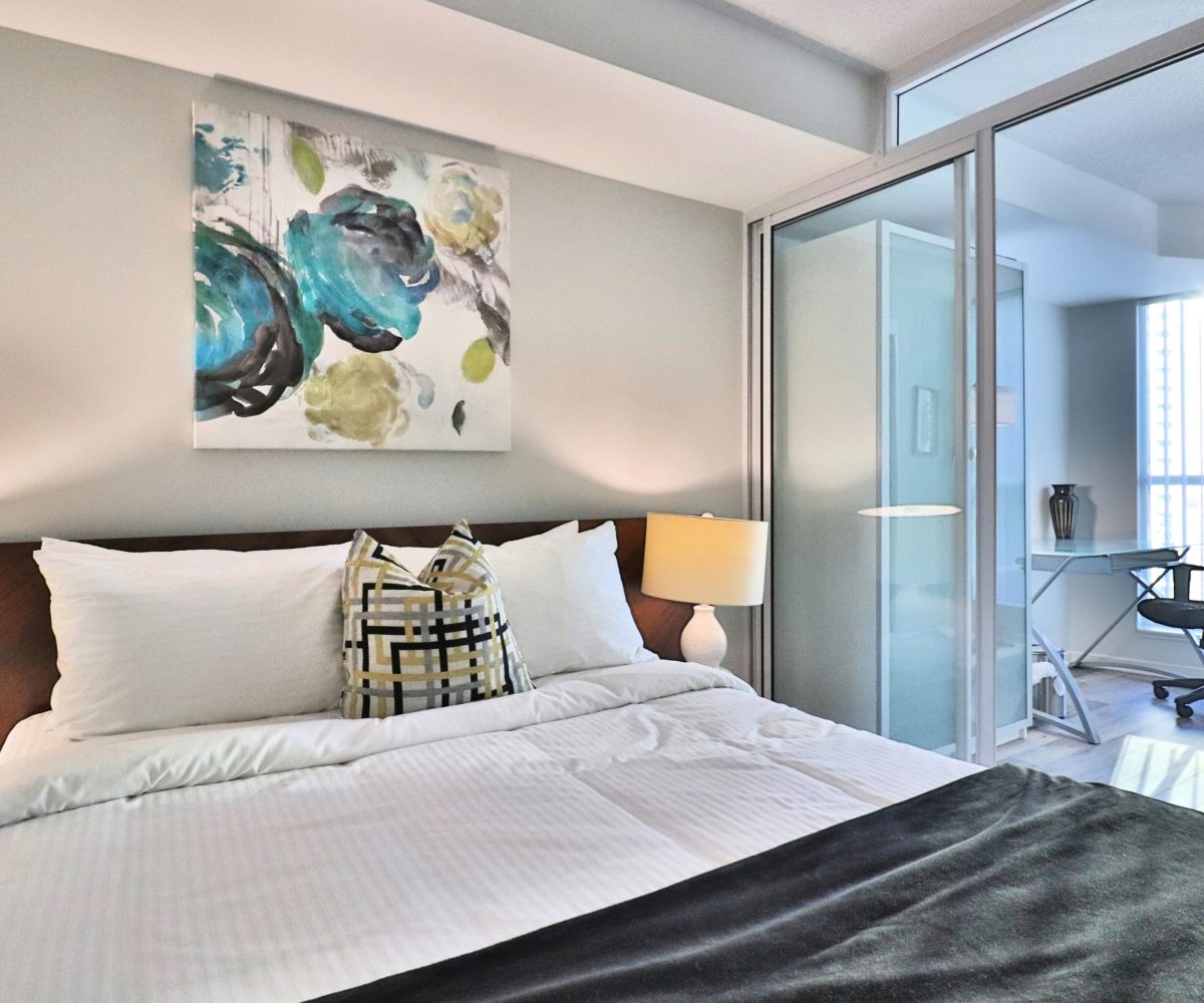 Waterclub II - 208 Queens Quay - 1 Bedroom + Den Furnished Corporate Suite Waterclub