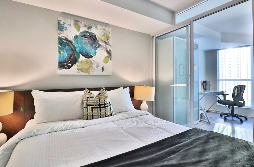 Waterclub II - 208 Queens Quay - 1 Bedroom + Den Furnished Corporate Suite Waterclub