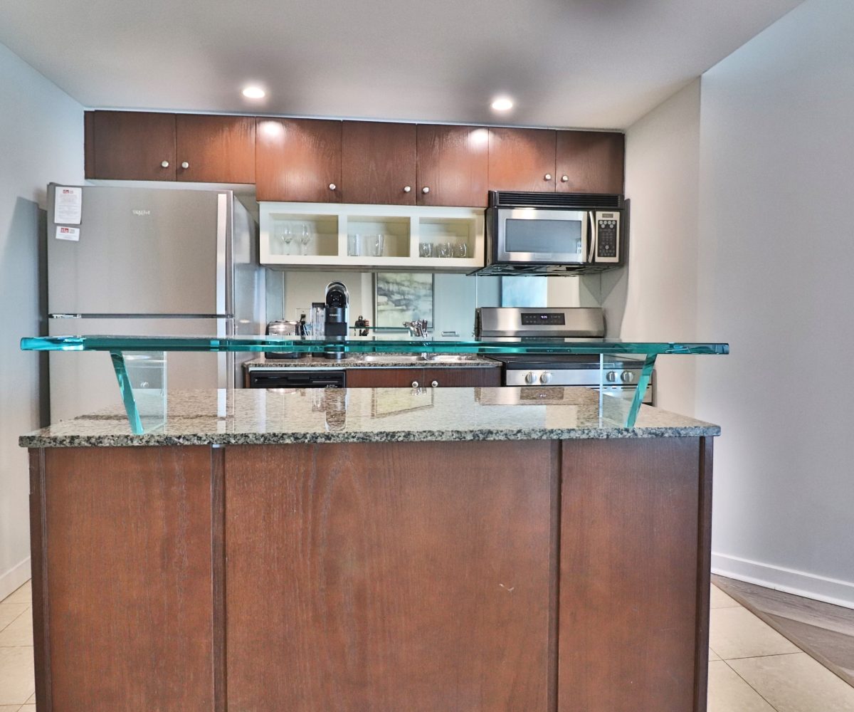 Waterclub II - 208 Queens Quay - 1 Bedroom + Den Furnished Corporate Suite Waterclub