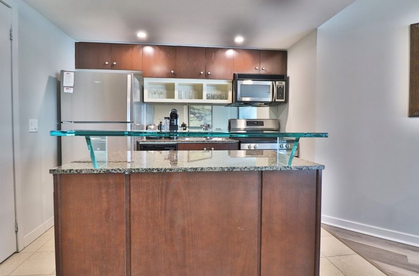 Waterclub II - 208 Queens Quay - 1 Bedroom + Den Furnished Corporate Suite Waterclub