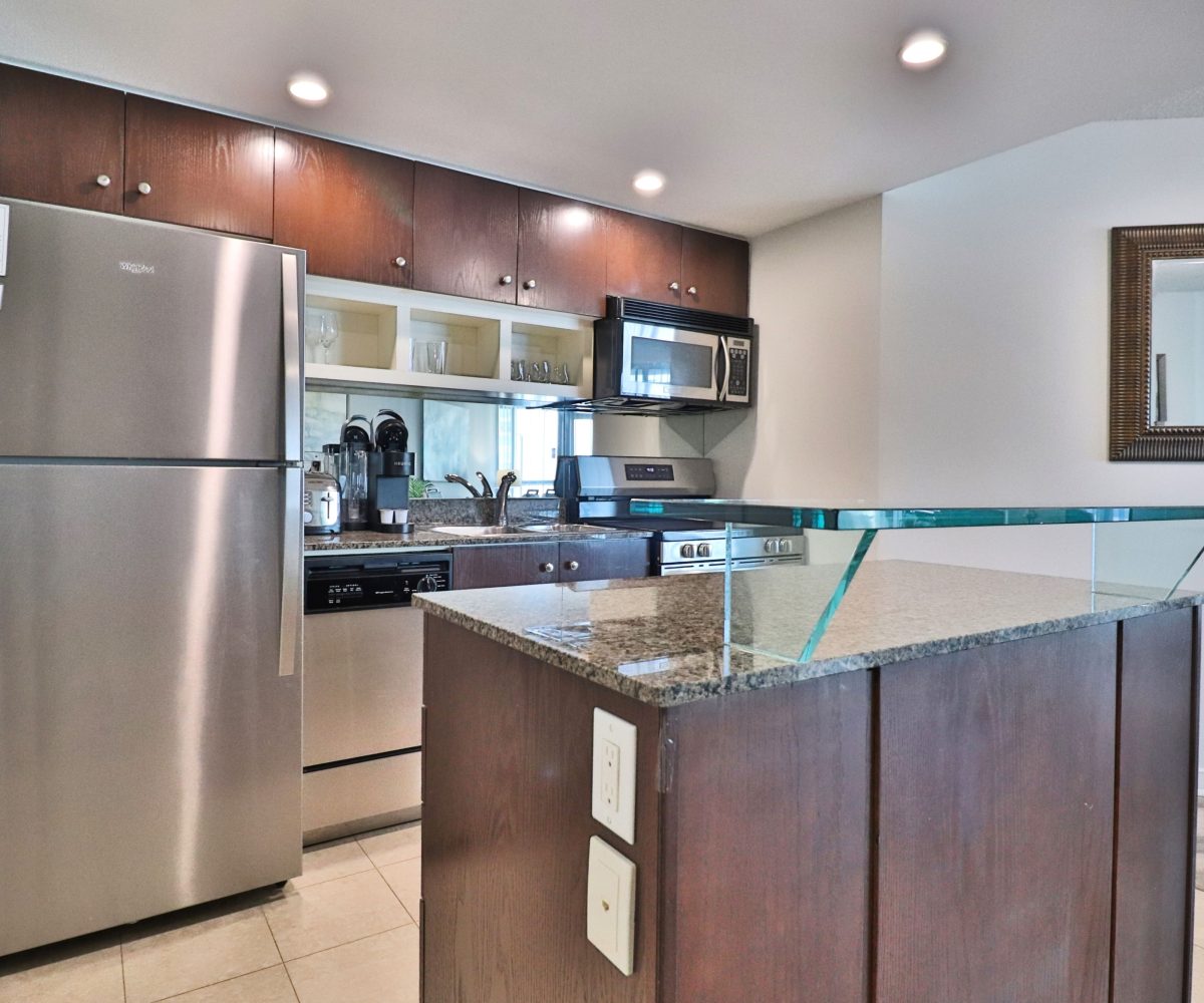 Waterclub II - 208 Queens Quay - 1 Bedroom + Den Furnished Corporate Suite Waterclub