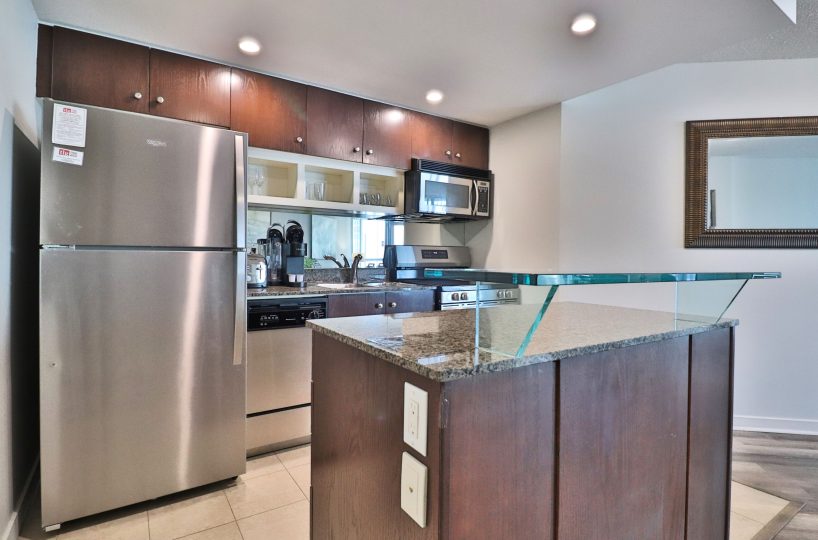 Waterclub II - 208 Queens Quay - 1 Bedroom + Den Furnished Corporate Suite Waterclub