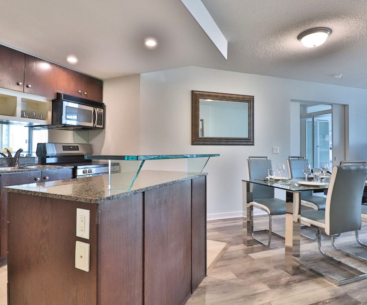 Waterclub II - 208 Queens Quay - 1 Bedroom + Den Furnished Corporate Suite Waterclub