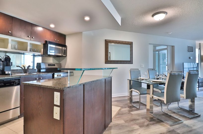 Waterclub II - 208 Queens Quay - 1 Bedroom + Den Furnished Corporate Suite Waterclub