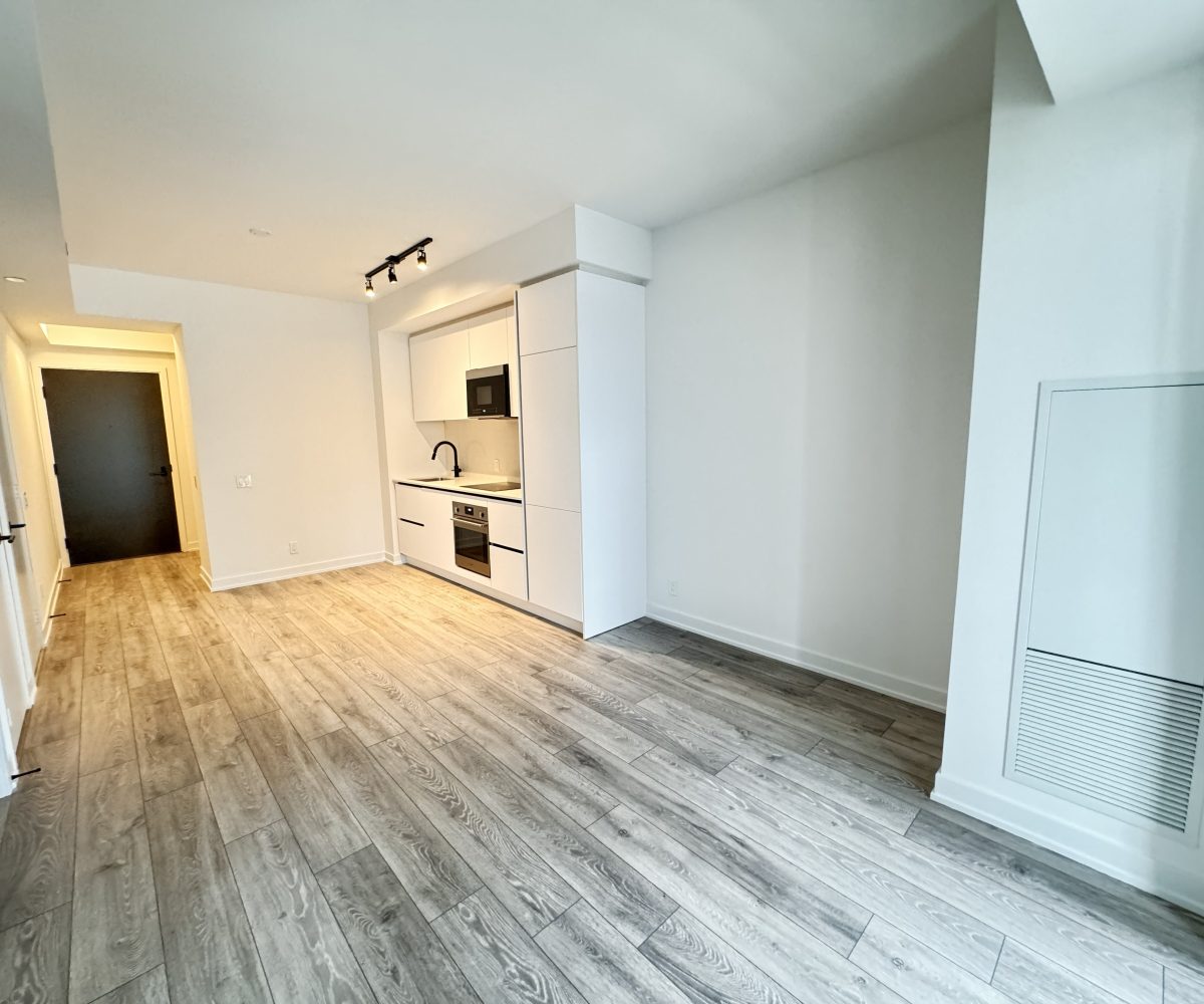Entertainment District - 1 Plus den for rent