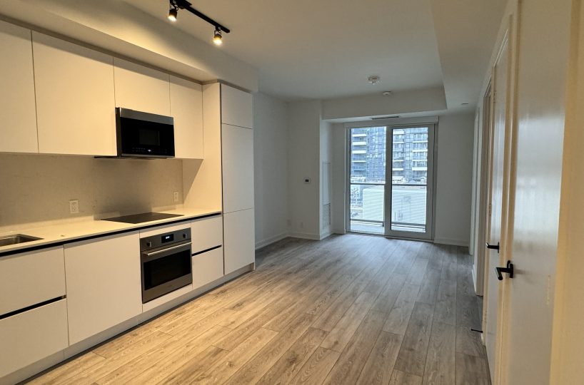 Entertainment District - 1 Plus den for rent