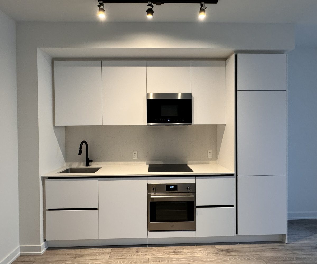 Entertainment District - 1 Plus den for rent