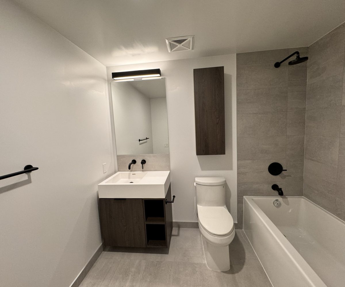 Entertainment District - 1 Plus den for rent