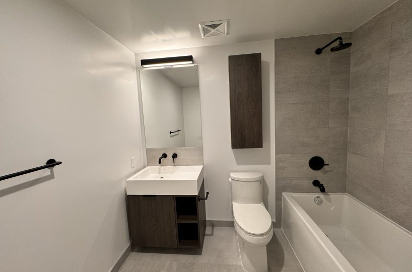 Entertainment District - 1 Plus den for rent