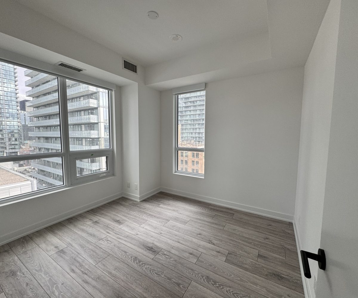 Entertainment District - 1 Plus den for rent