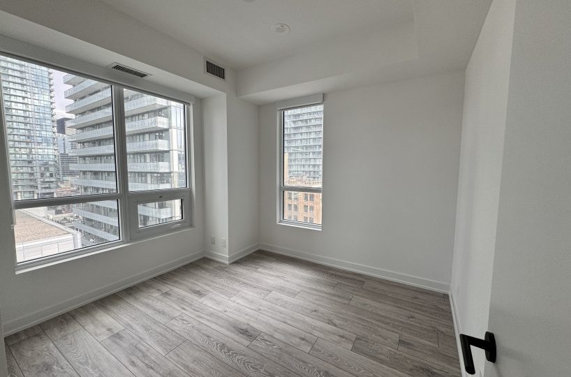 Entertainment District - 1 Plus den for rent