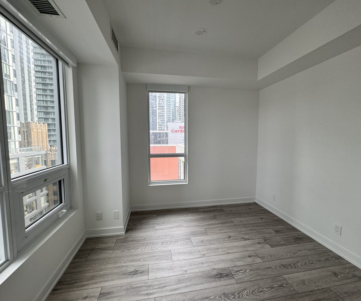 Entertainment District - 1 Plus den for rent
