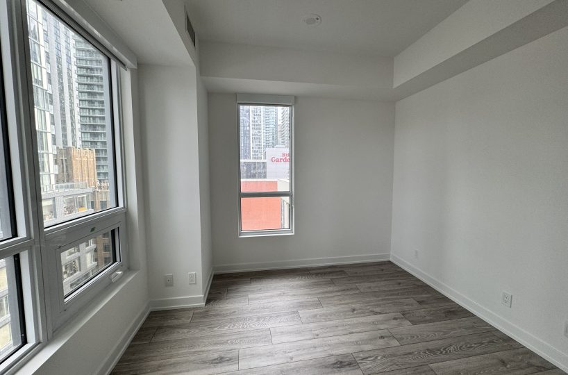 Entertainment District - 1 Plus den for rent