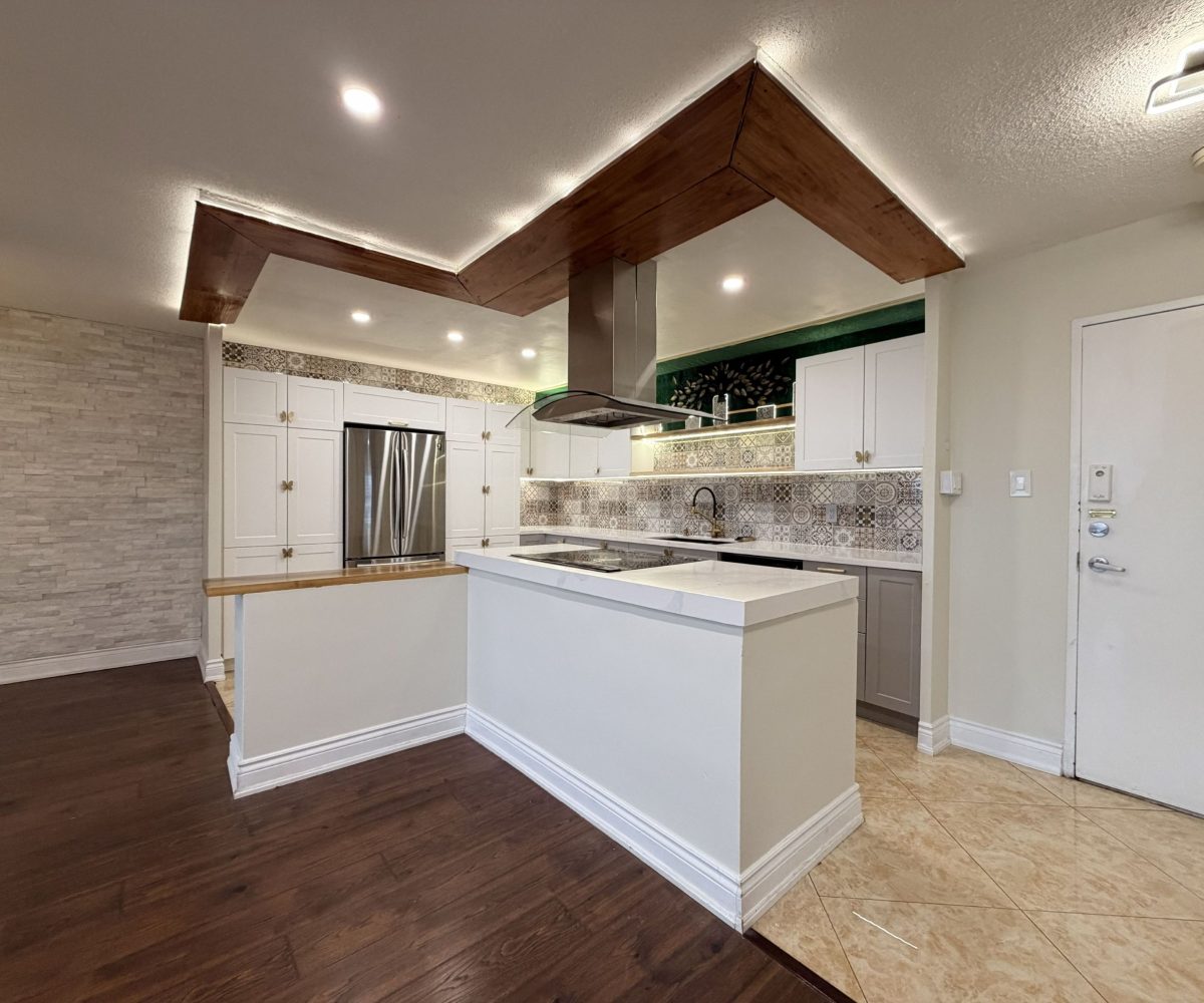 Summit Royale - 627 The West Mall 3 Bedroom Apartment for Rent