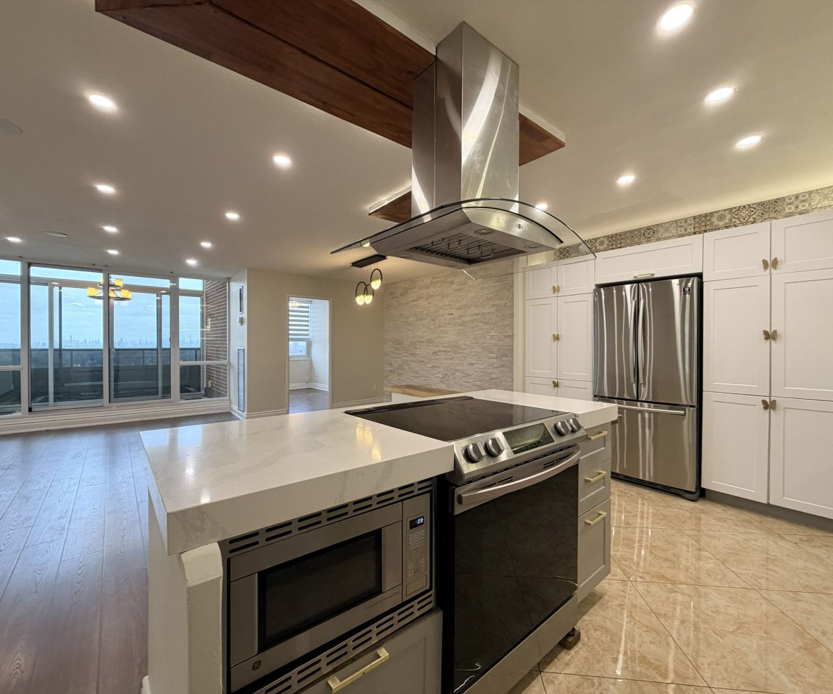 Summit Royale - 627 The West Mall 3 Bedroom Apartment for Rent